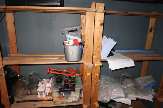 2 stk. reoler med div. Værktøj m.m.