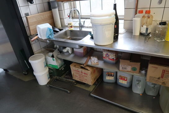 Rustfri stålbord med vask og armatur