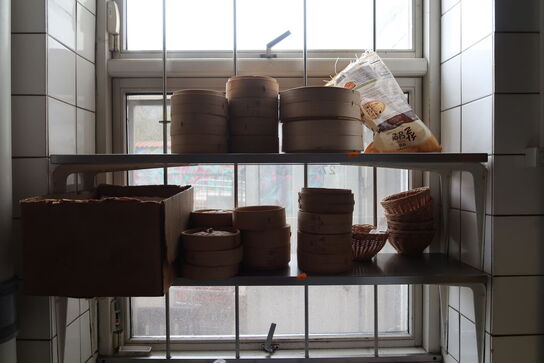 2 stk. rustfri stålhylder med indhold