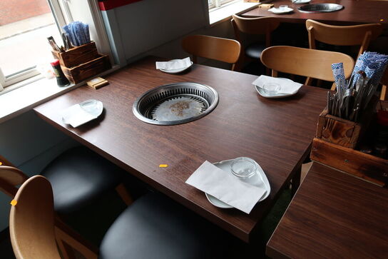 Bord med indbygget grill HNTAI ROASTER med 4 stk. stole