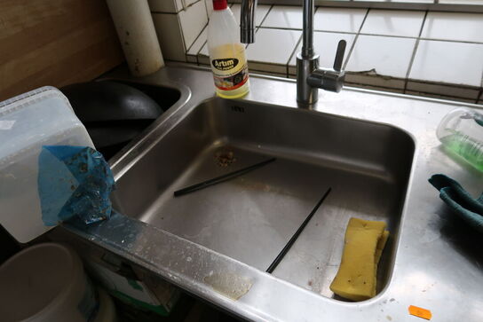 Rustfri stålbord med vask og armatur