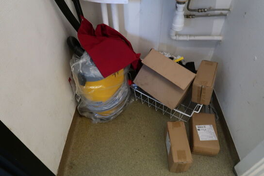 Støvsuger, div. Rengøringsartikler m.m.