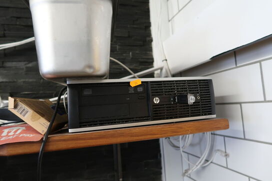 Computer HP, computerskærm SAMSUNG, div. Routere, tastatur m.m.
