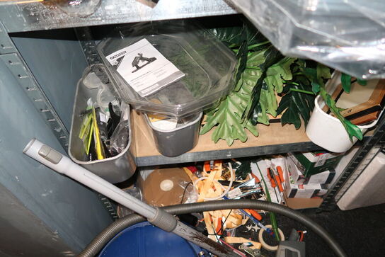 2 stk. reoler med div. Værktøj m.m.