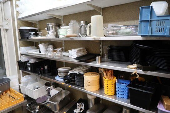 Div. Rustfri stålhylder med indhold