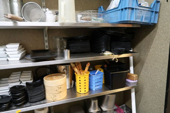 Div. Rustfri stålhylder med indhold