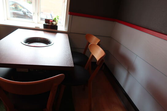 Bord med indbygget grill HNTAI ROASTER med 5 stk. stole