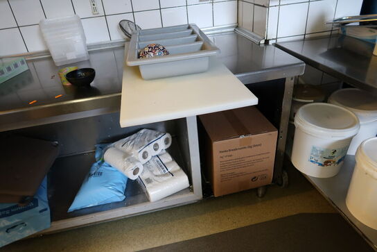 Rustfri stålbord med indhold