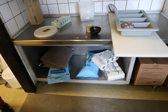 Rustfri stålbord med indhold