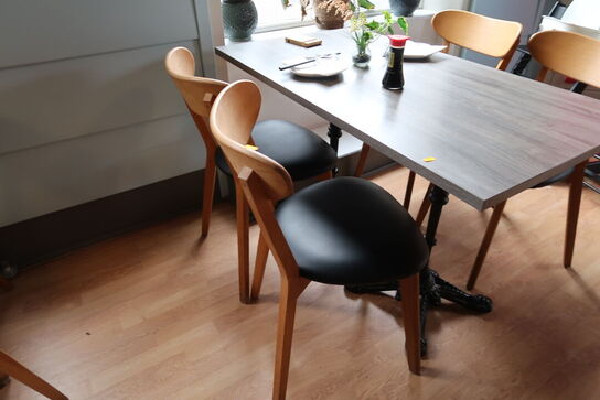 Bord med 4 stk. stole