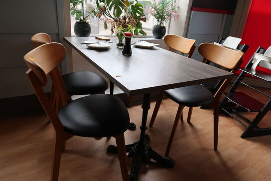 Bord med 4 stk. stole