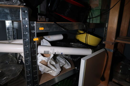 2 stk. reoler med div. Værktøj m.m.