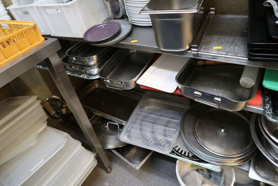 Div. Rustfri stålhylder med indhold