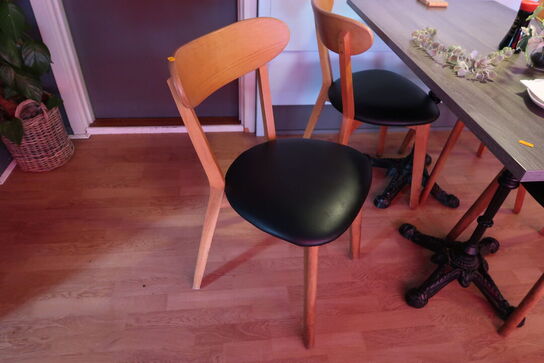 Bord med 4 stk. stole