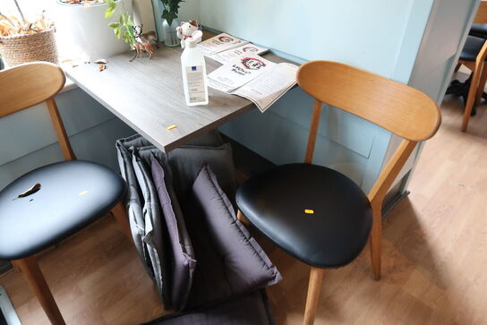 Bord med 2 stk. stole