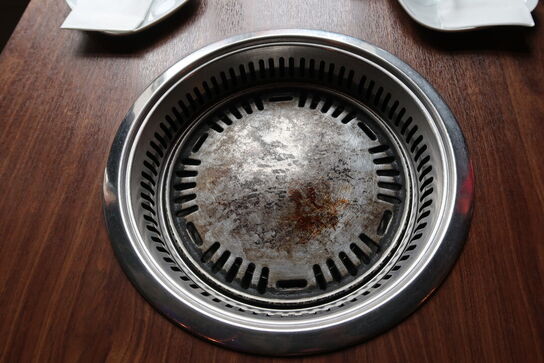 Bord med indbygget grill HNTAI ROASTER med 5 stk. stole