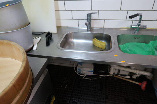 Rustfri stålbord med 2 stk. vaske og armatur