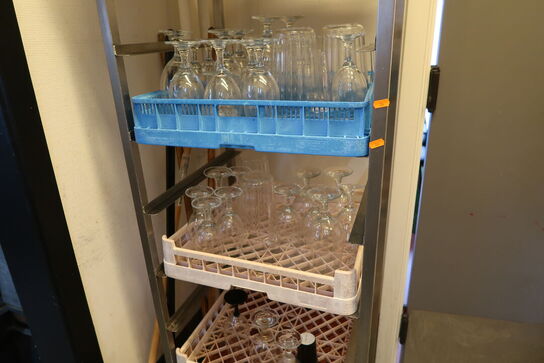 Stikvogn med div. Opvaskebakker med glas m.m.