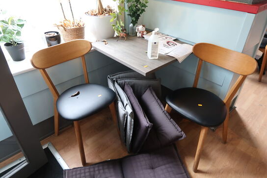 Bord med 2 stk. stole