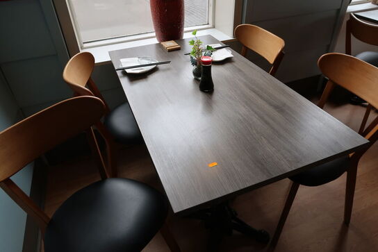 Bord med 4 stk. stole