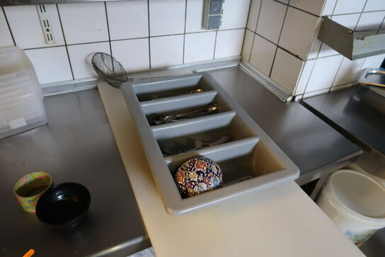 3 stk. rustfri stålhylder med indhold