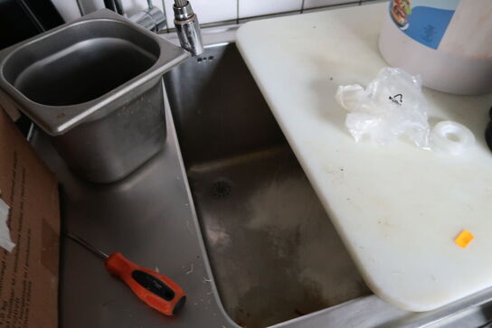 Rustfri stålbord med vask og armatur