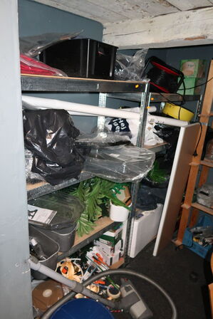 2 stk. reoler med div. Værktøj m.m.