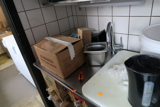 Rustfri stålbord med vask og armatur