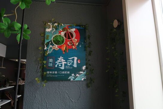 Vase med div. Kunstige blomster div. Plakater m.m.