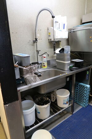 Rustfri stålbord med vask og armatur