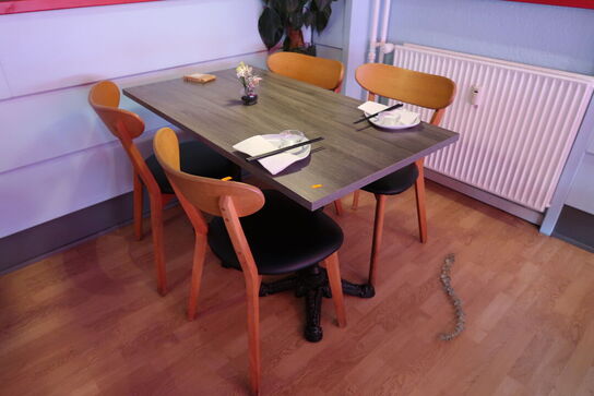 Bord med 4 stk. stole