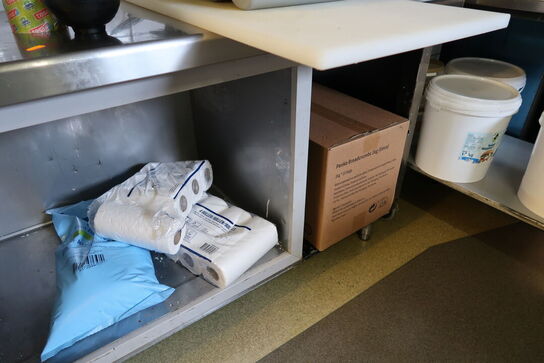 Rustfri stålbord med indhold