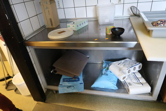 Rustfri stålbord med indhold