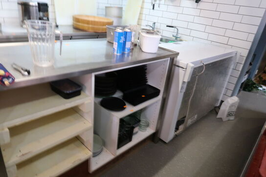 Rustfri stålbord uden indhold