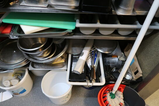 Div. Rustfri stålhylder med indhold