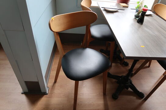 Bord med 4 stk. stole