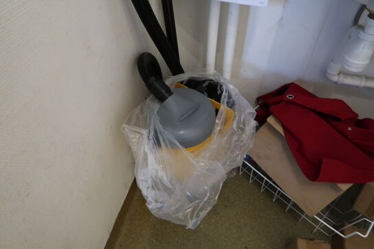 Støvsuger, div. Rengøringsartikler m.m.