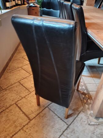 12 stole med sort læderbetræk