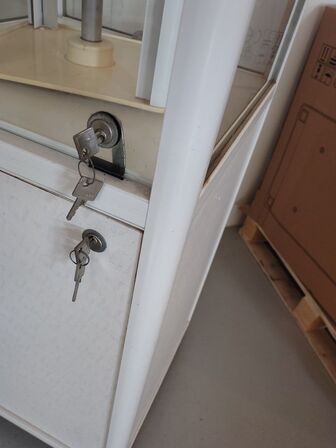 Glasmontre og stativ