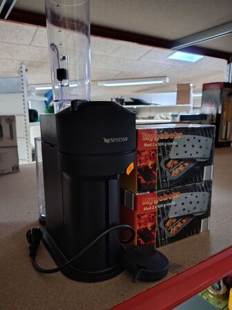 Nespressomaskine og to rygebokse