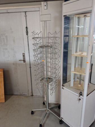 Glasmontre og stativ