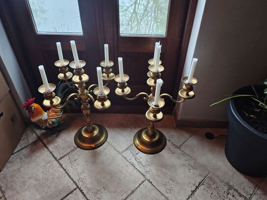 To femarmede lysestager