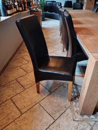 12 stole med sort læderbetræk