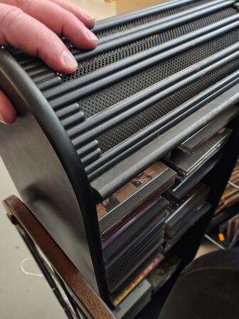 Tre CD-racks. CD'ere medfølger