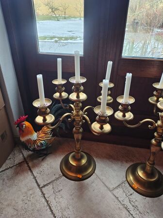 To femarmede lysestager