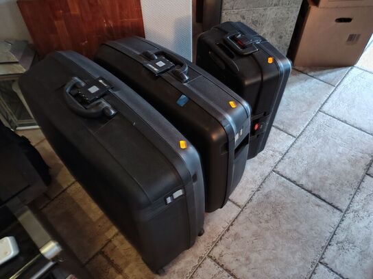 To kufferter og en trolley