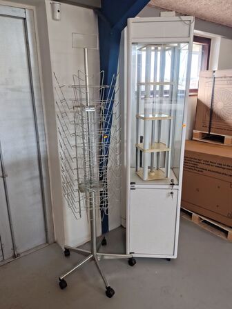 Glasmontre og stativ