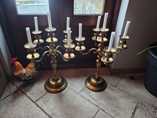 To femarmede lysestager