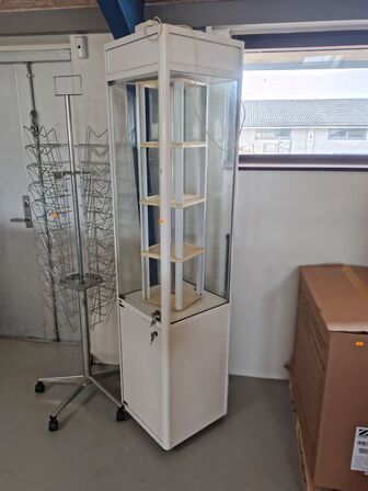 Glasmontre og stativ