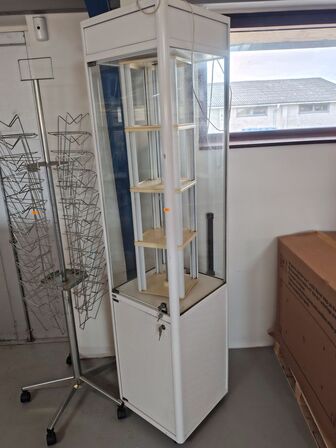 Glasmontre og stativ